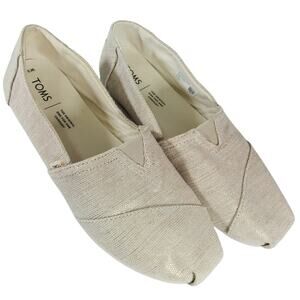 TOMS! CREAM & GOLD WOVEN FABRIC, NIPPED TOE, SLIP-ON LOGO HEEL FLATS! SZ 9.5M